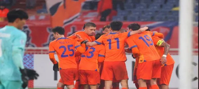 包含亚洲俱乐部在赛场上遭遇突发状况的词条