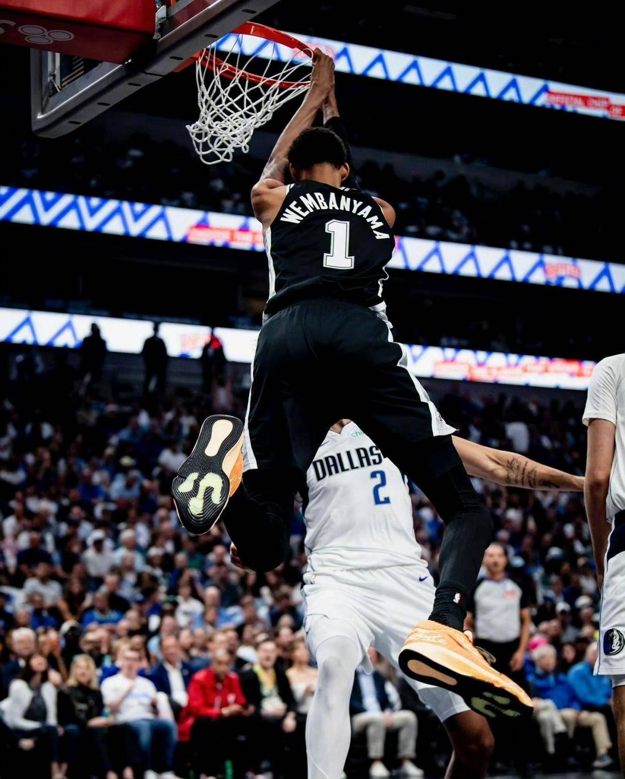 马刺碾压魔术，浓眉哥点燃赛场