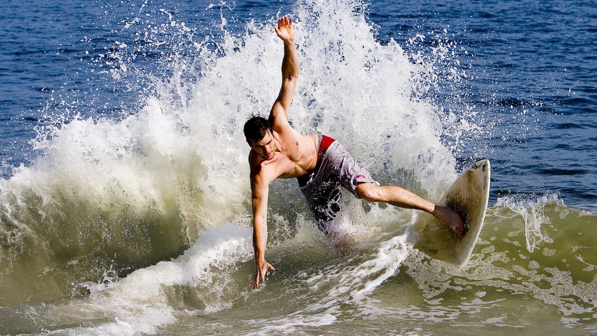 库尔图瓦攻防两端统治禁区，秘鲁式铁血防守险胜曼城传控风暴