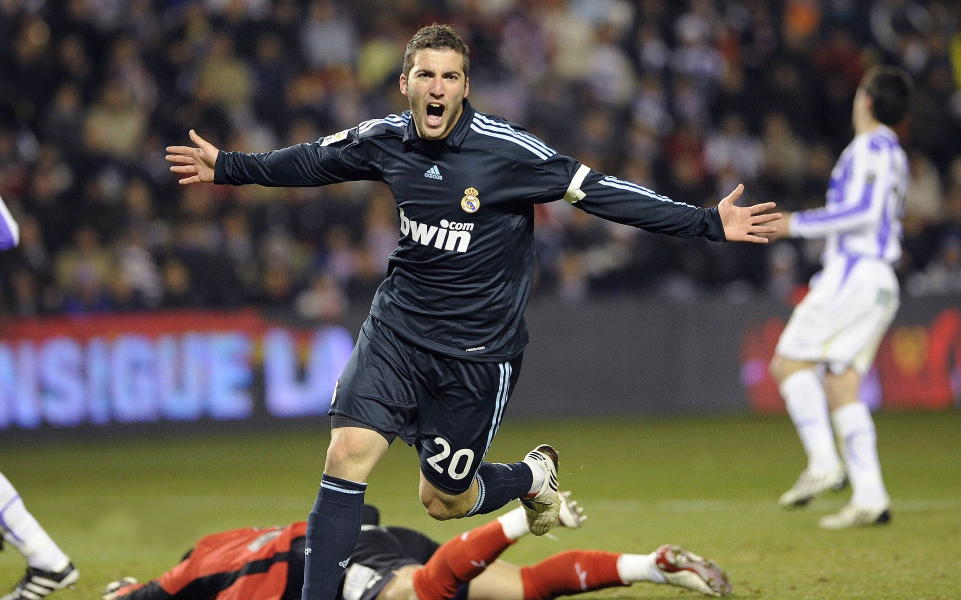 哥斯达黎加狂胜瑞典，西甲国家德比焦点战外的足球奇迹